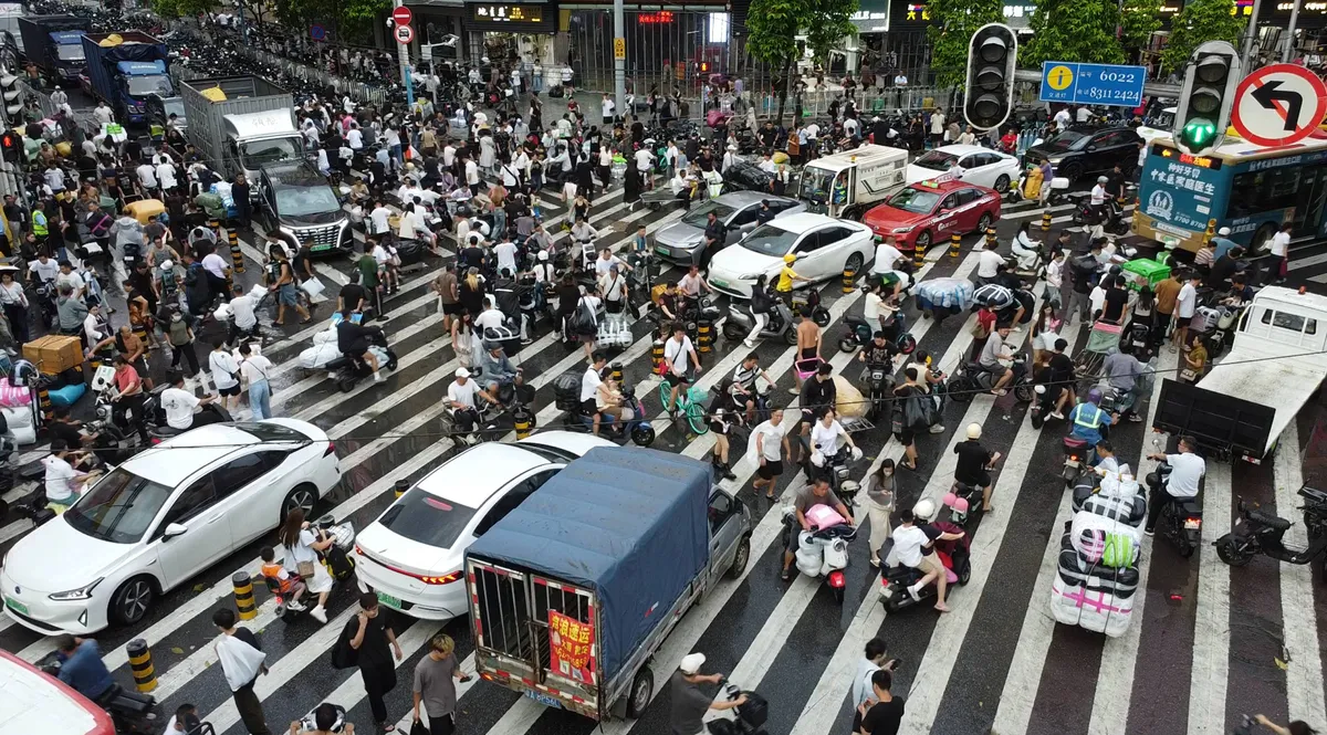 Handcart logistics and delivery traffic in the Shahe clothing wholesale district, Guangzhou